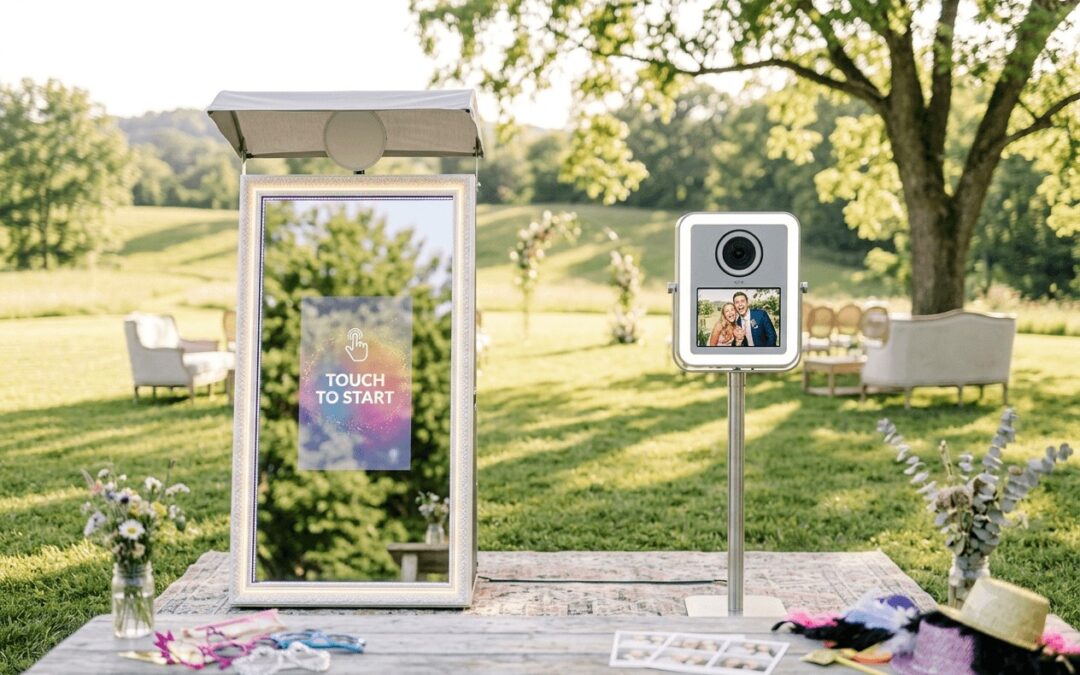 Selfie tükör és selfiebox fotóautomata egy napsütötte kültéri esküvői helyszínen